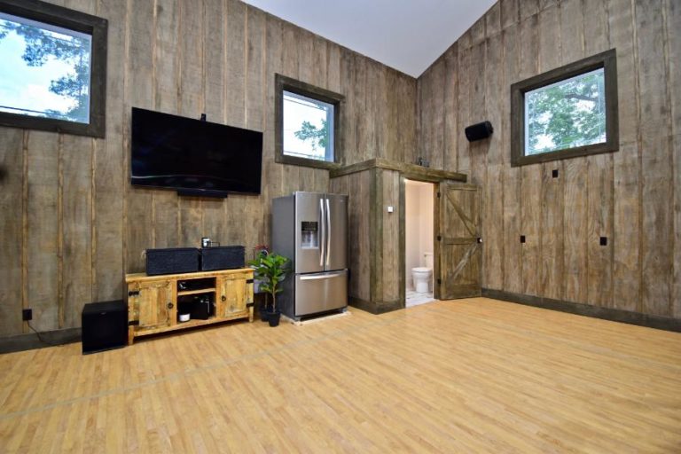 barn inside bathroom.1