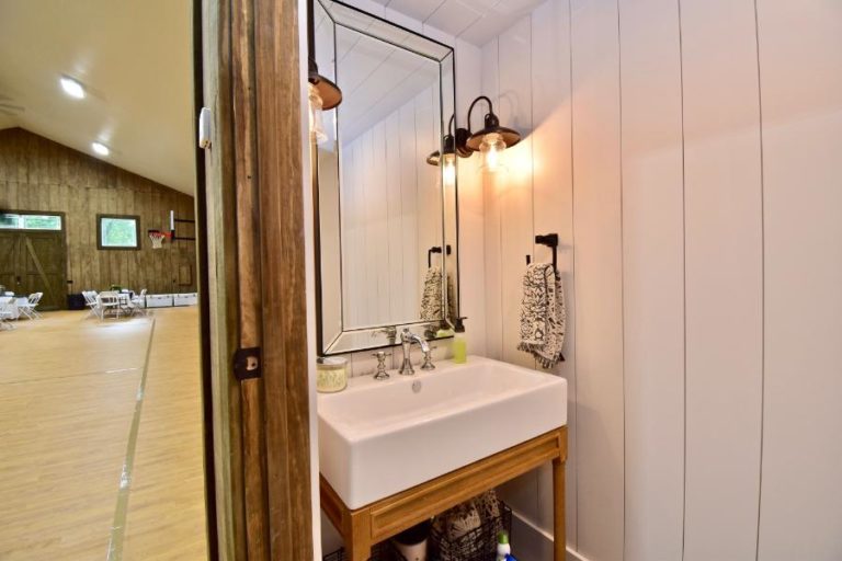 barn inside bathroom.2